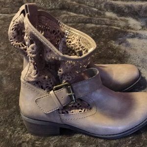 Crotchet short cowboy boots